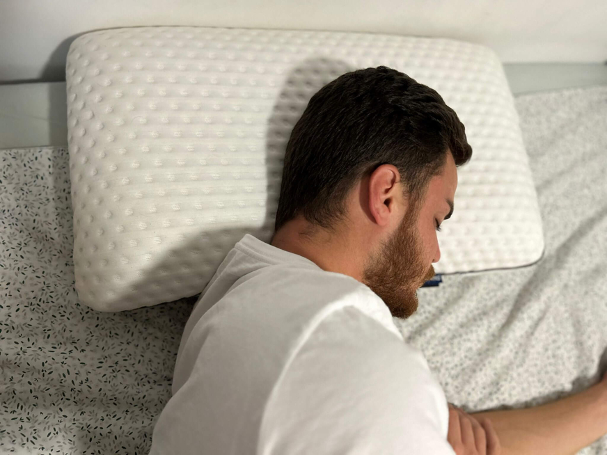 almohada emma premium durmiendo de lado